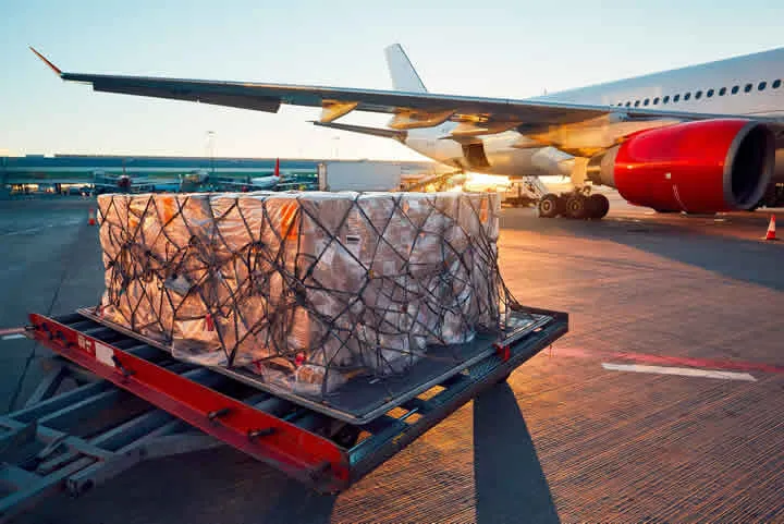 Warum schlaue Unternehmen heimlich Drehscheiben-Luftfracht nutzen