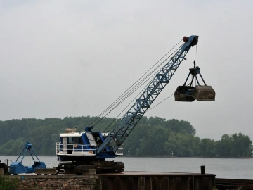 What are the main responsibilities of a foreign trade import and export agency?