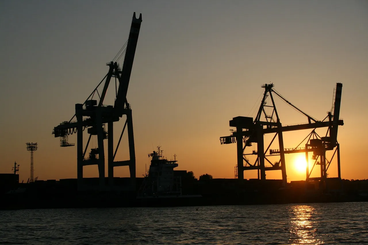 From Overseas Warehouse to Vanity Table, How Many "Unspoken Rules" Does Your Face Cream Go Through?