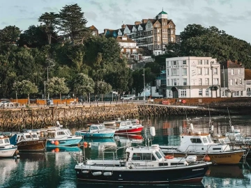 What are the precautions for import customs declaration of perfume