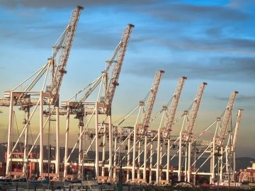 What problems should we pay attention to when looking for an agent to export by ourselves?