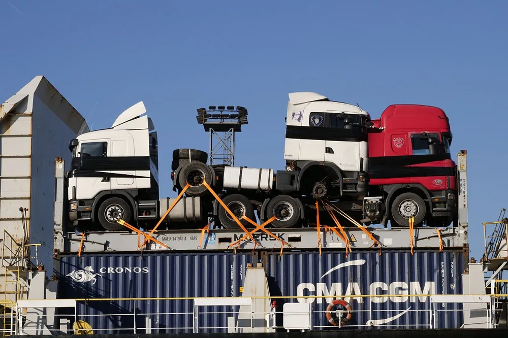 Foreign Trade Professionals Must-Read: The Ultimate Guide to Agency vs. Self-Handling