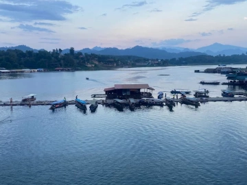 What problems should we pay attention to when looking for an agent to export by ourselves?