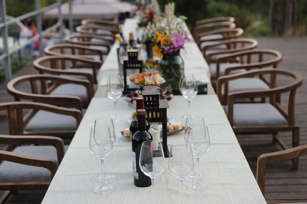 Where is the Wealth Code of Transshipment Red Wine Trade?